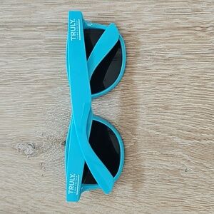 NWOT Truly Hard Seltzer Unisex Sunglasses